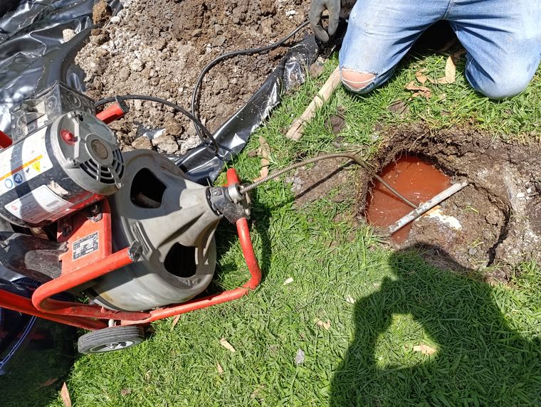 Técnico destapando cañería con máquina RIDGID en Quito